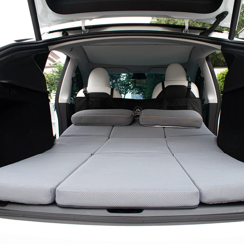 特斯拉後座展開露營床墊
